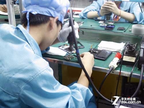 探秘海信手机工厂生产线 一颗电子元器件的精密之旅